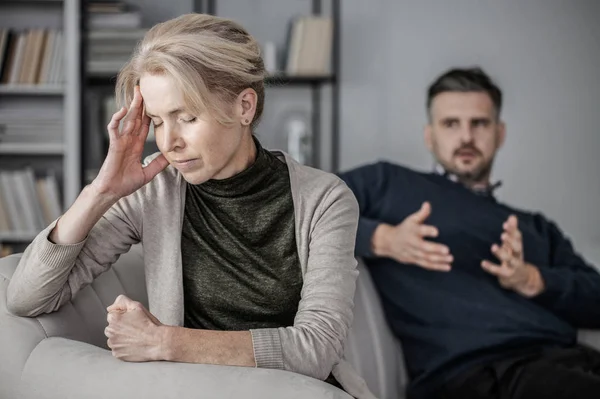 Femme âgée déprimée et fatiguée avec un mal de tête au milieu d'un conflit avec un mari tricheur — Photo