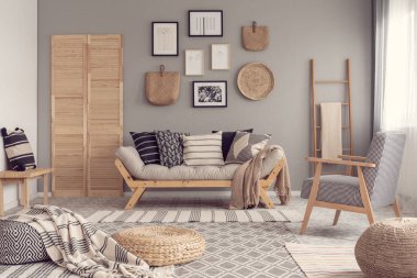 Futon settee ve battaniye ile ahşap İskandinav merdiveni ile çağdaş oturma odası iç şık vintage koltuk