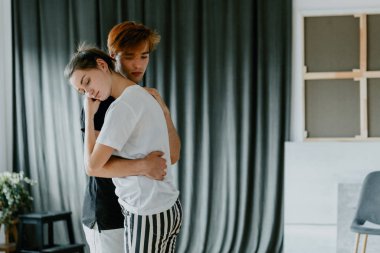 erkek ve kız sarılma