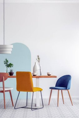 Zarif yemek odasının iç kısmından beyaz ve mavi bir duvar.