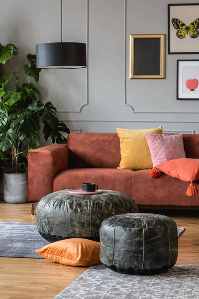 Vintage preto poufs na moda eclético sala de estar interior com sofá marrom — Fotografia de Stock