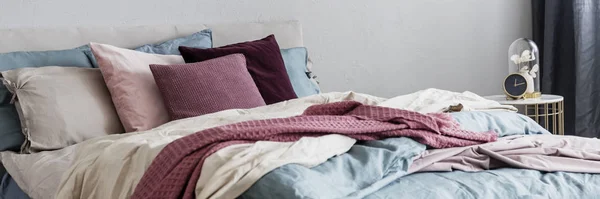 Zbliżenie przytulne łóżko king size z poduszki i koce — Zdjęcie stockowe