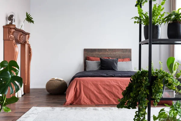 Kopieer ruimte op lege witte muur van rustieke slaapkamer interieur met King size bed met oranje beddengoed en zwarte dekbed — Stockfoto
