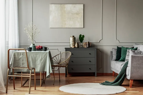 Elegantní obývací pokoj a jídelna interiér se zeleným a šedým designem — Stock fotografie