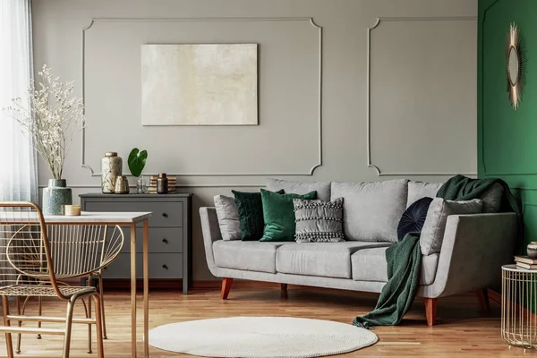 Stijlvolle smaragd groen en grijs woonkamer interieur met abstract schilderij op de muur — Stockfoto