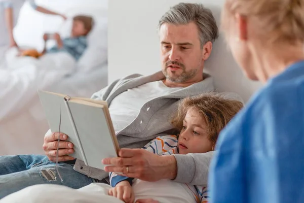 Vater mit kranker Tochter — Stockfoto