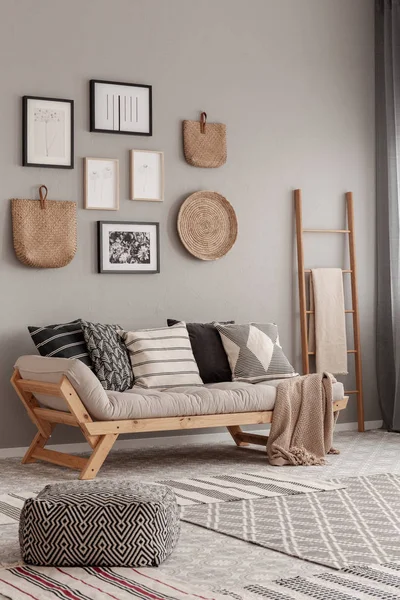 Бежевый скандинавский диван с узорчатыми подушками в стильном интерьере гостиной — стоковое фото