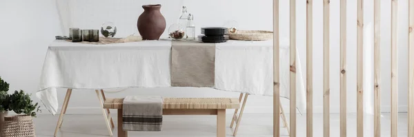 Witte linnen tafelkleed en klei kan op de tafel in de natuurlijke eco eetkamer — Stockfoto