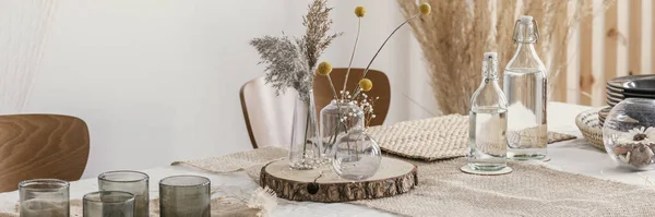 Close-up of wooden slice on the table during rustic wedding — ストック写真