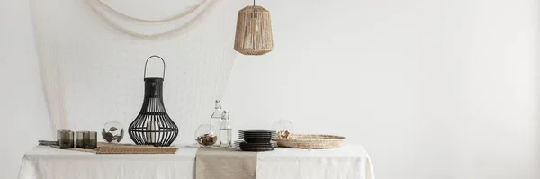 Mesa con mantel blanco y decoraciones naturales — Foto de Stock