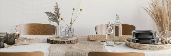 Drewniane plasterki i serwetki lniane na stole — Zdjęcie stockowe