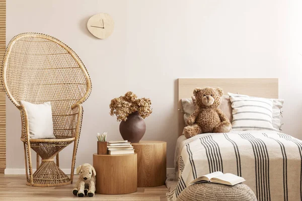 Modne wnętrze sypialni z drewnianymi meblami i zabawkami w stylu skandynawskim — Zdjęcie stockowe