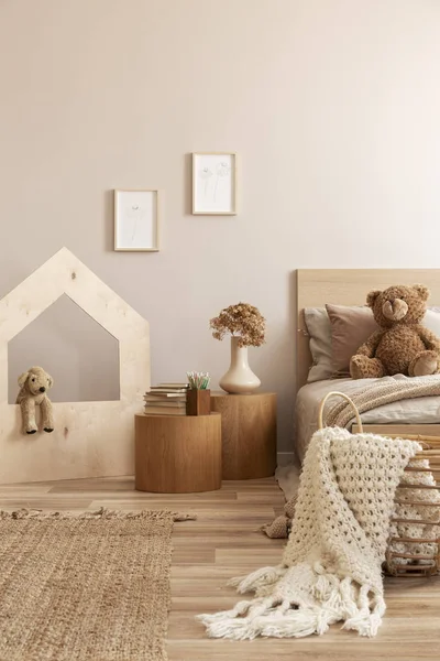 Модная детская спальня с деревянной мебелью и игрушками — стоковое фото