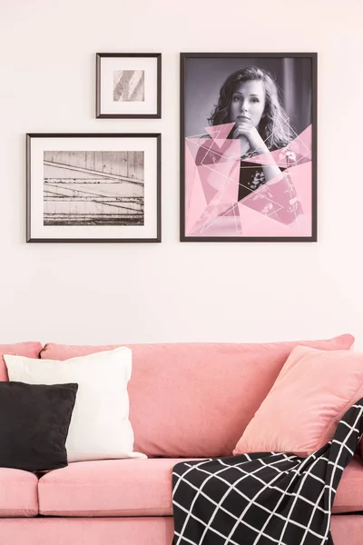 파스텔 핑크 의자가 있는 밝은 거실 내부의 텅 빈 흰 벽에 걸려 있는 포스터들 — 스톡 사진