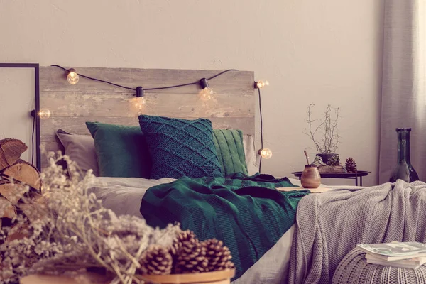 Emerald green pillows and blanket on wooden king size bed with grey bedding — 스톡 사진