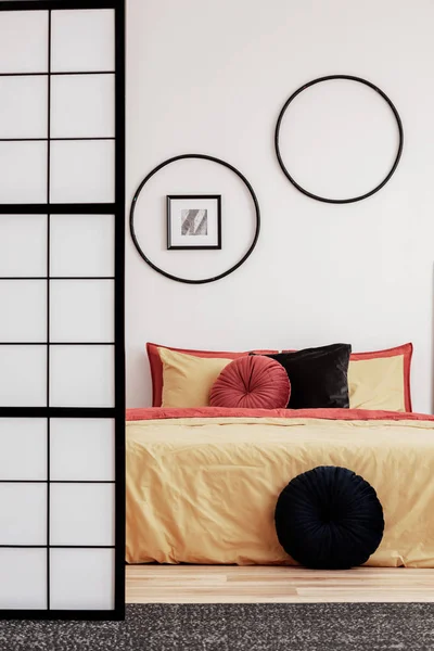 Желтый и имбирный дизайн спальни с черными акцентами — стоковое фото
