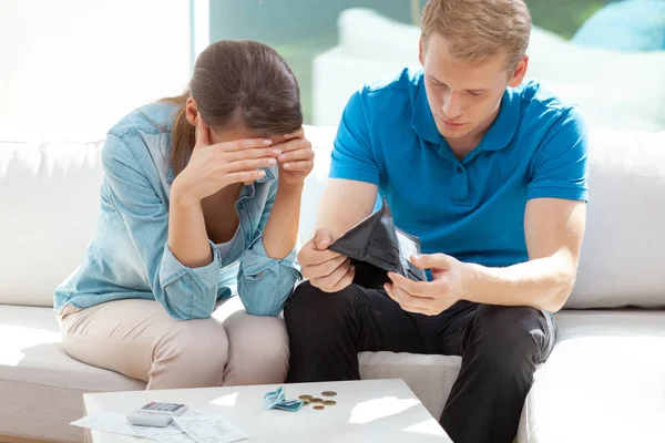 Frisch verheiratete Paare sitzen zu Hause und betrachten ihre Finanzprobleme — Stockfoto