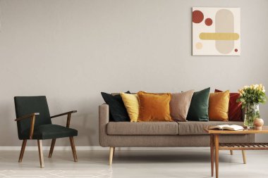 Gri boş duvarlı, güzel oturma odasındaki Retro tarzı