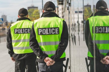 Polis memurlarının yansıtıcı yeleklerine kelime polisi yazıldı