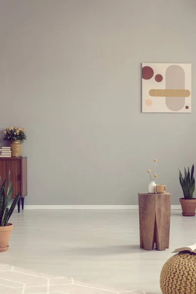 Пустая серая комната со стильным деревянным столом с вазами — стоковое фото