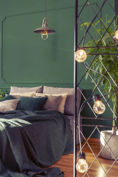 Bella camera da letto interno con design verde, spazio copia su parete vuota — Foto Stock