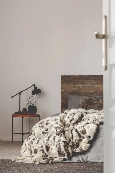 Wooden and grey bedroom design with rustic headboard, copy space on empty wall — Stock Photo, Image