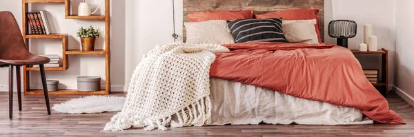 Πανοραμική άποψη του trendy υπνοδωμάτιο σε ρουστίκ στυλ με king size κρεβάτι με βρώμικο πορτοκαλί κρεβάτι — Φωτογραφία Αρχείου