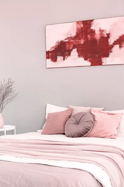 King size bed with pastel pink and white bedding in trendy bedroom interior — Stock Photo, Image