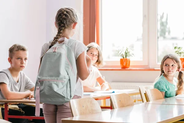 Nuova ragazza in classe — Foto Stock