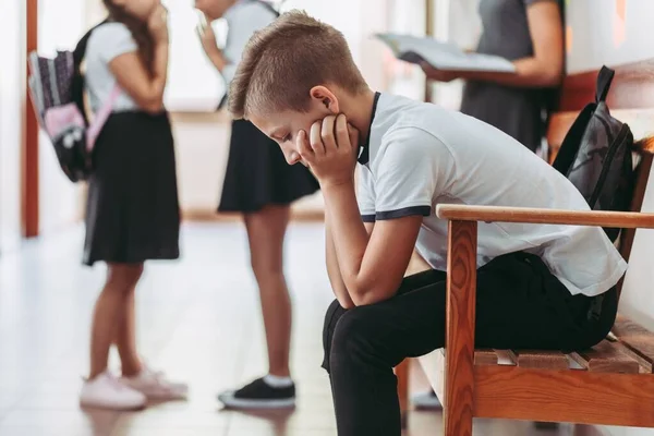 Junge sitzt allein — Stockfoto