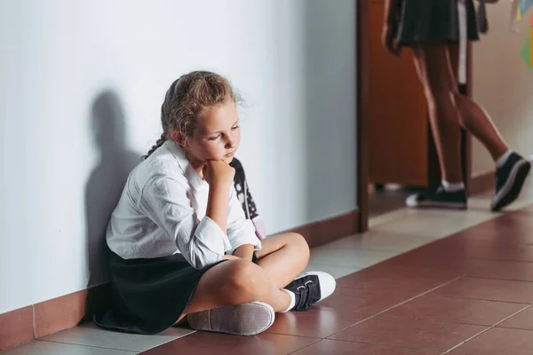 Θλιβερό κορίτσι στο διάδρομο — Φωτογραφία Αρχείου
