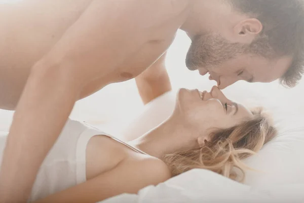 Romantikus fotó a szexi pár csók és simogató az ágyban — Stock Fotó