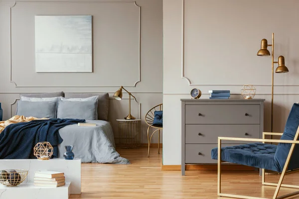 エレガントなベッドルームのキングサイズベッドの上にパステルブルーの抽象絵画 — ストック写真