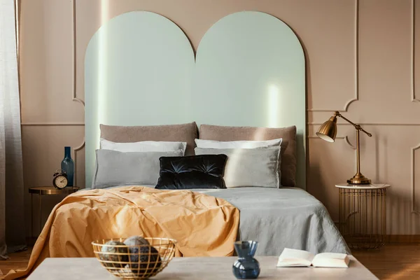 Кусачки на консольному столі з ліжка королівського розміру зі зручними постільними речами — стокове фото