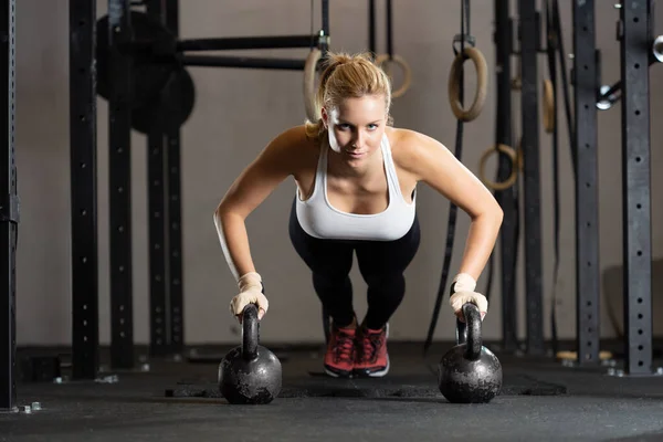 Mujer sexy joven con manos fuertes haciendo ejercicio en el centro de crossfit profesional —  Fotos de Stock