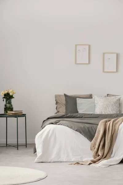 Вертикальный вид на современный интерьер пастельной спальни — стоковое фото