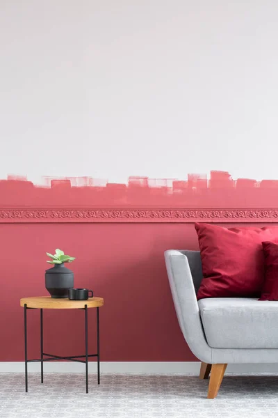 Современный интерьер гостиной с бордовым и белым цоколем — стоковое фото