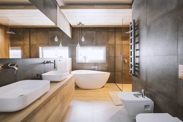 Banheiro elegante com paredes de madeira e concreto e banho branco — Fotografia de Stock