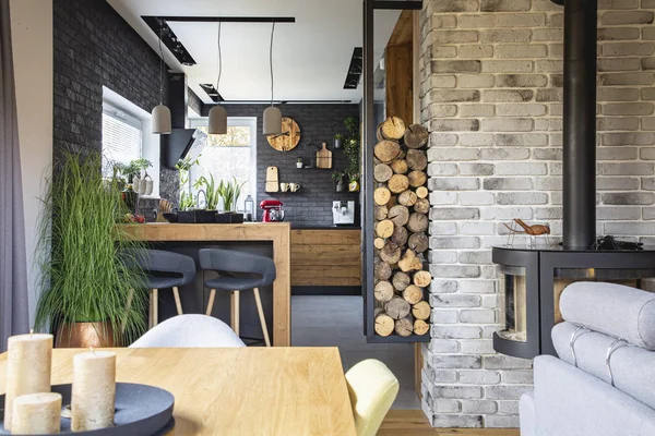 Elegante y moderna cocina con pared de ladrillo negro en el hogar moderno —  Fotos de Stock