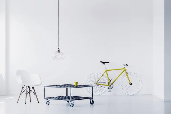 Bike in a modern daily room interior. Empty wall, place your graphic — Stock Photo, Image
