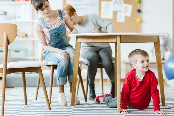 Hiding under the table — Stock Photo, Image