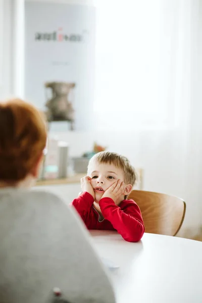 Unatkozó fiú az osztályteremben. — Stock Fotó