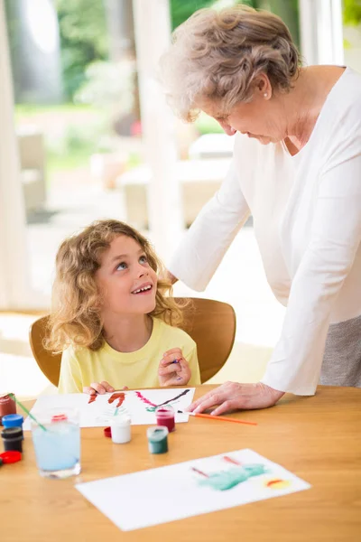 Nonna dipingere un quadro con vernici con suo nipote — Foto Stock
