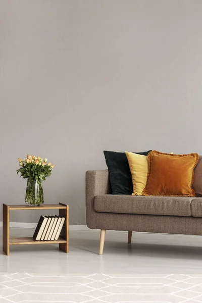 Серый интерьер гостиной в винтажном стиле с триумфальным диваном — стоковое фото