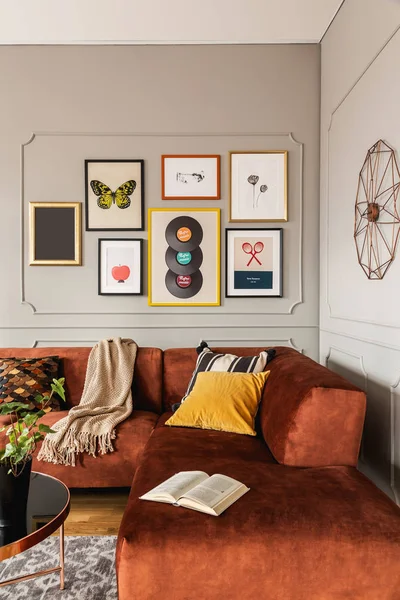 Elegante mesa de centro en el sofá de moda delantero en el interior de la sala de estar moderna con pared gris —  Fotos de Stock