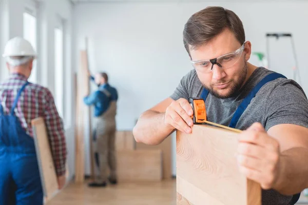 Measuring off the wood — Stock Photo, Image