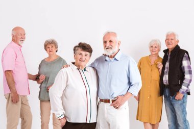 Bir grup son sınıf öğrencisi odada bekliyor.