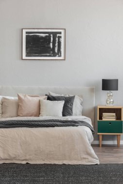 Modern düz, gerçek fotoğraf rahat kral yatak ile Trendy yatak odası