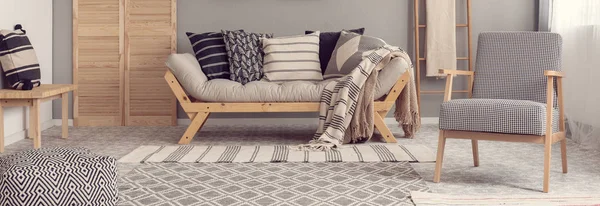 세련된 거실 인테리어에 패턴 베개베이지 스칸디나비아 세트 — 스톡 사진
