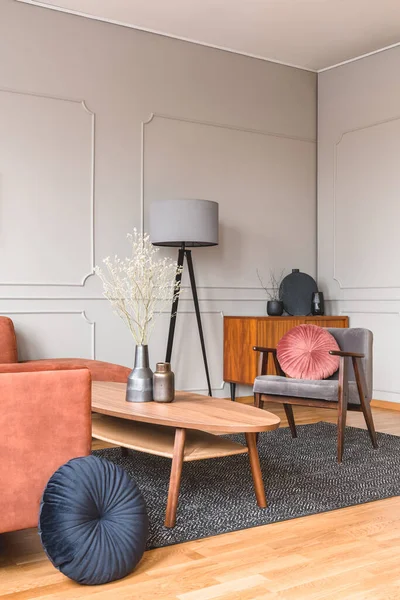 Stijlvolle Tall Grey lamp in elegante woonkamer interieur met comfortabele bruine hoekbank — Stockfoto